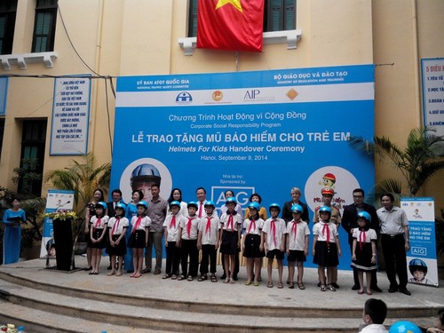 Tập đoàn AIG và Quỹ AIP trao tặng gần 2000 mũ bảo hiểm cho học sinh - ảnh 1